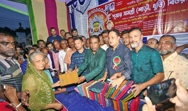 বগুড়ায় দুর্গাপূজায় তারেক রহমানের বস্ত্র পেলেন দুই হাজার সনাতনী
