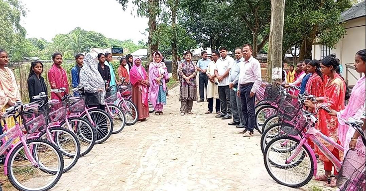 বিরামপুরে ক্ষুদ্র নৃ-গোষ্ঠী শিক্ষার্থীদের বাইসাইকেল ও শিক্ষাবৃত্তি প্রদান