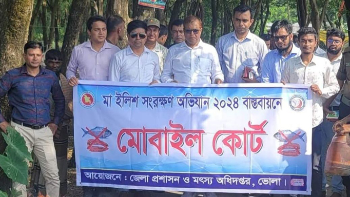 মনপুরায় জেলা প্রশাসক'র মৎস্য অভিযান, ২৫ হাজার মিটার কারেন্ট জাল পুড়িয়ে ধ্বংস