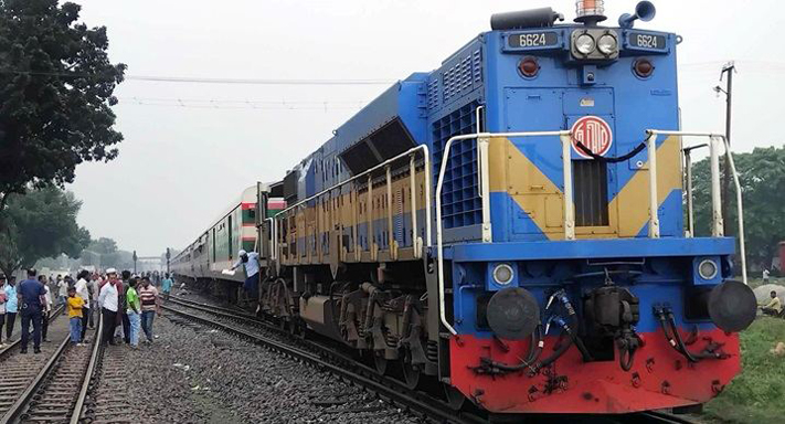সান্তাহার রেল স্টেশনের অদূরে বরেন্দ্র এক্সপ্রেস ট্রেনের ইঞ্জিন বিকল, ট্রেনযাত্রীদের দুর্ভোগ