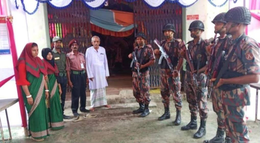 হিলি সীমান্তের দুর্গাপূজা মন্ডপের নিরাপত্তায় বিজিবি