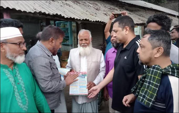দিনাজপুরে ফুলতলা বাজারে তারেক রহমানের ৩১ দফা রাষ্ট্রকাঠামো মেরামতের লিফলেট বিতরণ