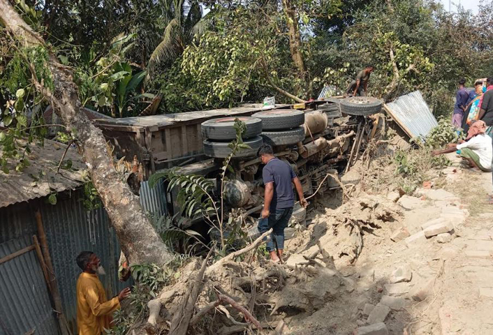 সারিয়াকান্দিতে শয়ন ঘরে ১০ চাকার বালুভর্তি ট্রাক উল্টে ঘুমন্ত কৃষক আহত