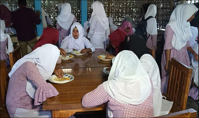 হাতীবন্ধার শিক্ষার্থীরা দুপুরের খাবার পাচ্ছেন ১০ টাকায়