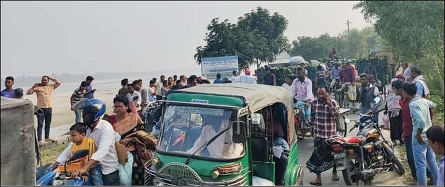 খানসামায় বালুবাহী ডাম্পট্রাক চলাচল নিয়ে দুপক্ষের বিরোধে সড়ক অবরোধ