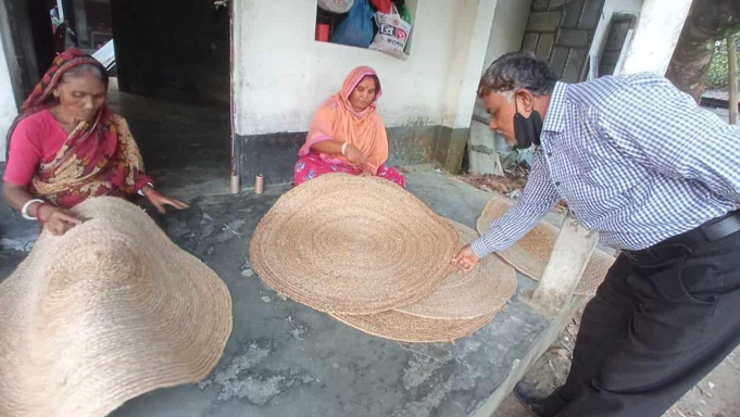 বদরগঞ্জ বিসিডি হস্তশিল্পের পণ্য  রপ্তানি হচ্ছে   ফ্রান্সে