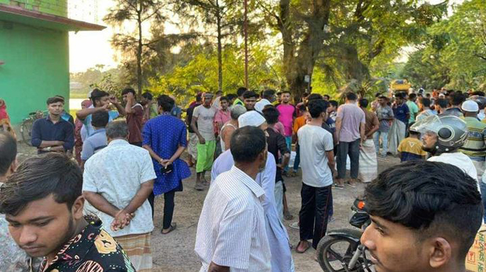 ঈশ্বরদীতে কাভার্ডভ্যানের সঙ্গে দুই মোটরসাইকেলের মুখোমুখি সংঘর্ষে ৩জন নিহত
