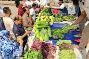 বগুড়ায় বৈষম্যবিরোধী ছাত্রদের সবজি বাজার কৃষকের সবজি ভোক্তার কাছে পৌঁছাচ্ছে ছাত্ররা