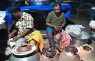 শীত না পড়তেই ফুটপাতে পিঠা বিক্রির ধুম ঠাকুরগাঁওয়ে