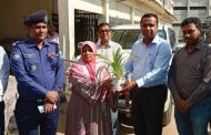 জেলা প্রশাসককে গাছের চারা উপহার দিলেন ইউএনও