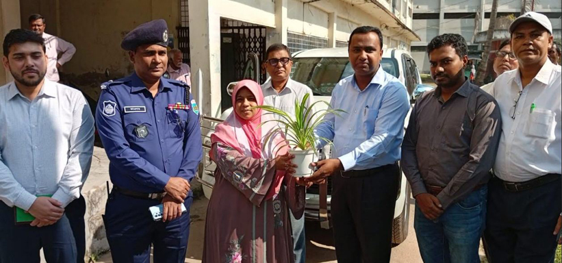 জেলা প্রশাসককে গাছের চারা উপহার দিলেন ইউএনও