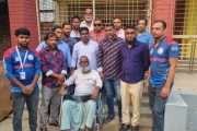 ফুলবাড়ীতে প্রতিবন্ধী বৃদ্ধকে হুইল চেয়ার দিলো মানবিক সংগঠন আমরা করব জয়