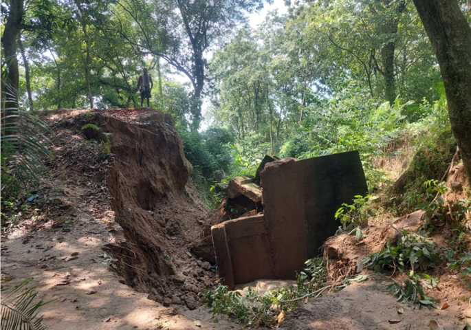 বীরগঞ্জে দুই বছরেও মেরামত হয়নি সেতু, ছয় গ্রামের মানুষের দুর্ভোগ