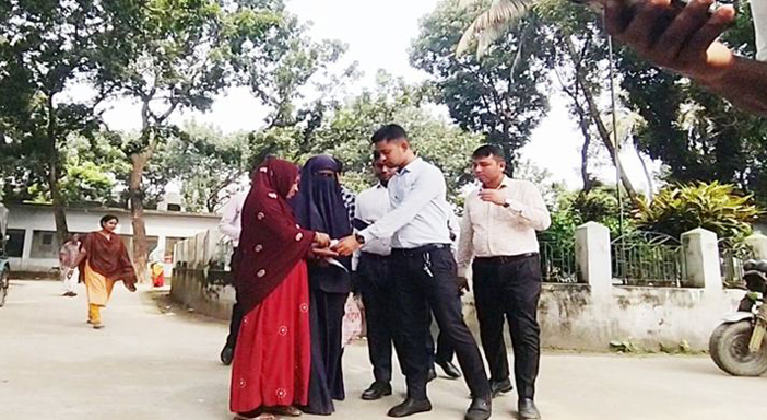 সারিয়াকান্দি স্বাস্থ্য কমপ্লেক্সে রিপ্রেজেনটেটিভদের দৌরাত্ম্যে অতিষ্ঠ সেবাপ্রার্থীরা