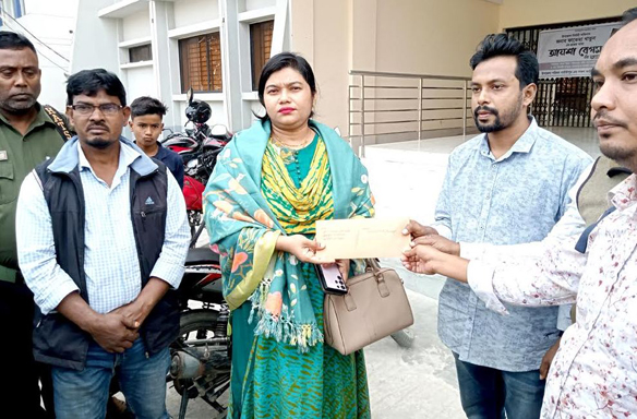 পার্বতীপুর উপজেলা চত্ত¡রে কয়লাখনির কারণে ক্ষতিগ্রস্থ ঘরবাড়ীর ক্ষতিপূরনের দাবীতে মানববন্ধন