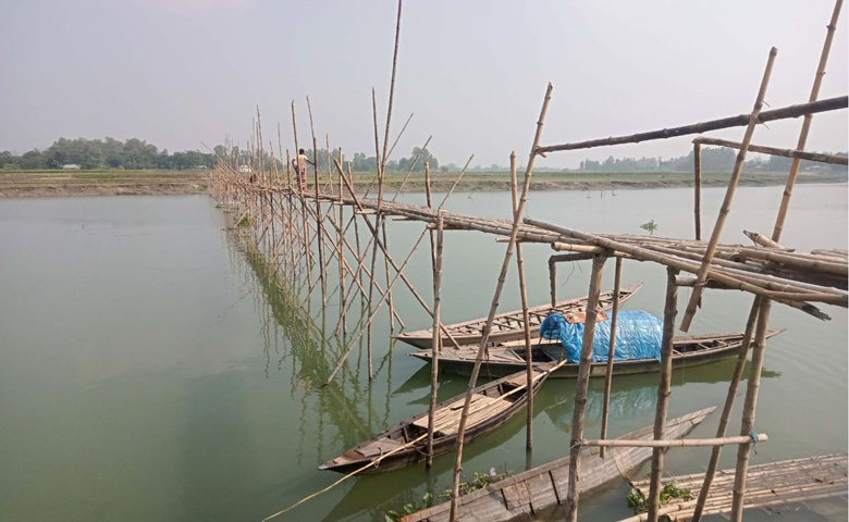 সোনাতলায় বাঙালি নদীতে স্বেচ্ছাশ্রমে ৩০০ মিটার বাঁশের সাঁকো নির্মাণ :  এটি নির্মিত হওয়ায় আশপাশের প্রায় ১২ গ্রামের অর্ধ লক্ষাধিক মানুষের দীর্ঘদিনের ভোগান্তির সমাপ্তি ঘটেছে