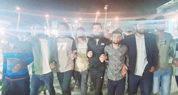 চিরিরবন্দরে ইউপি চেয়ারম্যানের অপসারণের দাবিতে মশাল মিছিল