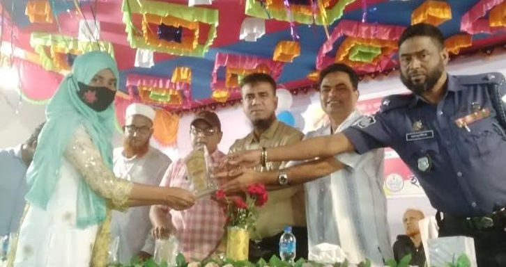 হিলিতে কৃতি শিক্ষার্থীদের সংবর্ধনা ও নবীনবরণ