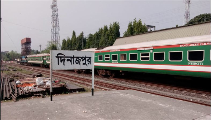 দিনাজপুরে ট্রেন দুর্ঘটনা থেকে রক্ষা পেলেন শতাধিক যাত্রী