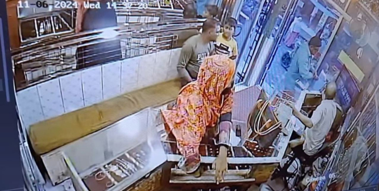 গোবিন্দগঞ্জে ক্রেতা সেজে স্বর্ণের দোকানে চুরি