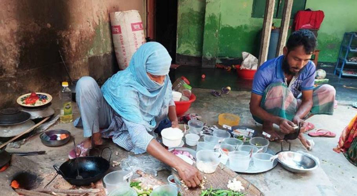 ১০ টাকার পিঠায় ২৮ রকমের ভর্তা ফ্রি