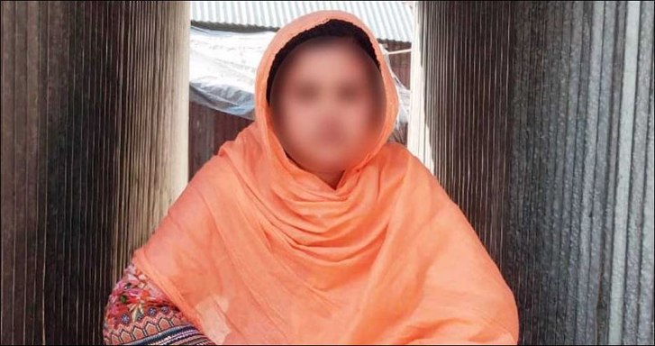 বগুড়ায় বিয়ের দাবিতে শিক্ষকের বাড়িতে ছাত্রীর অনশন