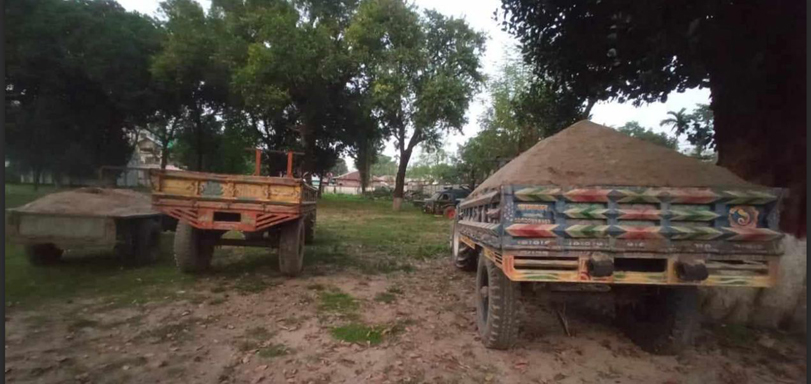 বদরগঞ্জে অবৈধভাবে বালু উত্তোলনকালে চারজন  আটক