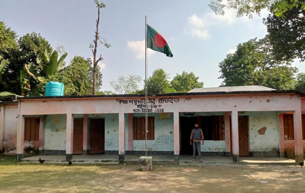সোনাতলার পদ্মপাড়া সরকারি প্রাথমিক বিদ্যালয় : কাগজ কলমে ৬৪ জন শিক্ষার্থী থাকলেও স্কুলে আসেন না কেউ