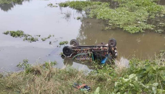 আত্রাইয়ে ভটভটি উল্টে গরু ব্যবসায়ির মৃত্যু