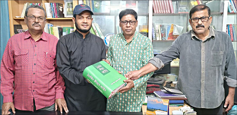 দিনাজপুর প্রেসক্লাবে দৈনিক ভোরের আকাশের সৌজন্যে আইনের সংকলন গ্রন্থ উপহার