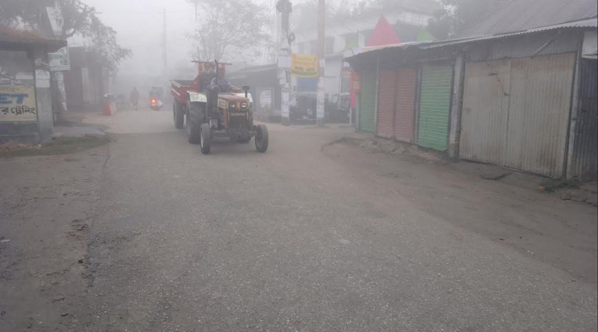 দিনাজপুরে তিনদিন ধরে সূর্যের দেখা মেলেনি, শীতে কাহিল নিম্ন আয়ের মানুষ