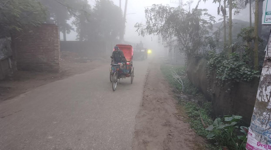 ফুলবাড়ীতে তিনদিন ধরে সূর্য্যরে দেখা মেলেনি, যানবাহন চলছে হেড লাইট জ্বালিয়ে