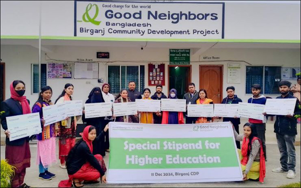 বীরগঞ্জে ১১ দরিদ্র ও মেধাবী শিক্ষার্থীকে উচ্চ শিক্ষা উপবৃত্তি প্রদান