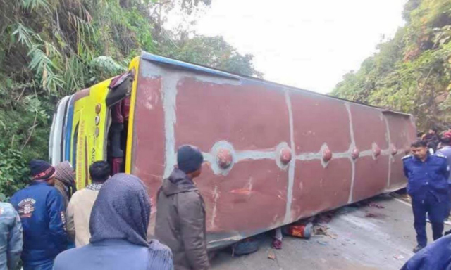 খাগড়াছড়িতে পাহাড়ে ধাক্কায় প্রাণে বেঁচে গেল পর্যটকরা, আহত ২০
