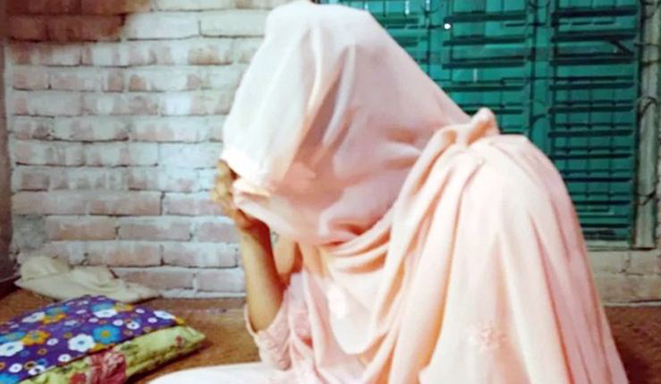ফেসবুকে প্রবাসীর স্ত্রীর প্রেম, বাড়ি গিয়ে দেখলেন প্রেমিক প্রতিবন্ধী স্কুলছাত্র