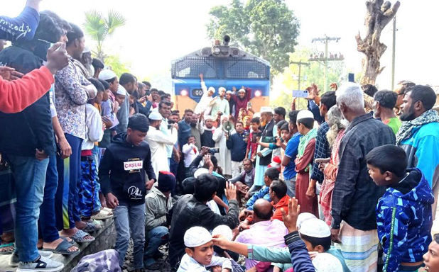 অল্পের জন্য শিক্ষার্থীদের প্রাণে রক্ষা সৈয়দ আহম্মদ কলেজ ষ্টেশনে আন্তঃনগর ট্রেনের স্টপেজের দাবিতে অবরোধ
