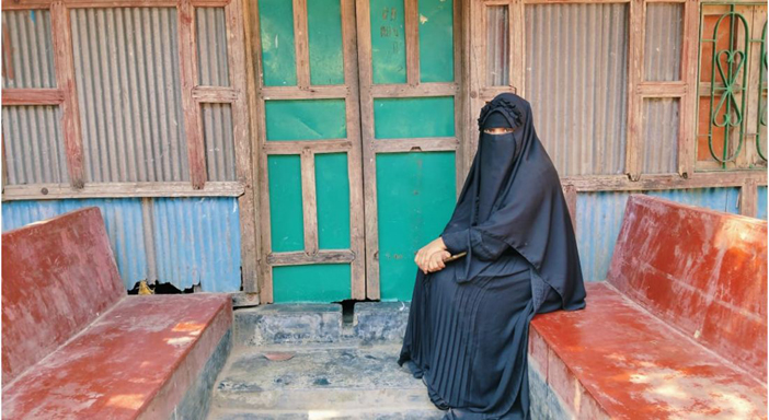 হাতিয়ায় বিয়ের দাবিতে প্রেমিকের বাড়ীতে এক সন্তানের জননীর অনশন