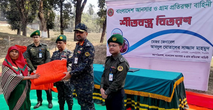 দিনাজপুরের আনসার ও ভিডিপি সদস্যদের মাঝে শীতবস্ত্র বিতরণ