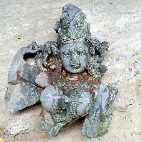 নন্দীগ্রামে জেলের জালে মিলল পাথরের দুর্গামূর্তি