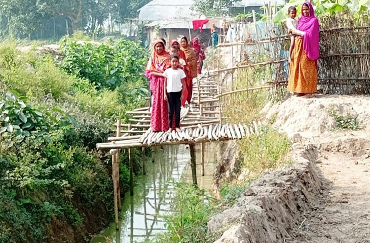 পাঁচবিবিতে যাতয়াতের রাস্তায় বেড়া, ভোগান্তিতে দশ পরিবার