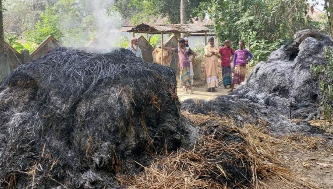 ধুনটে মসজিদের  ইমামের খড়ের গাদায় অগ্নিসংযোগের অভিযোগ