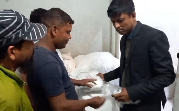 বগুড়ায় ভ্রাম্যমাণ আদালতের অভিযানে ৩ টন পলিথিন জব্দ