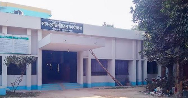 বীরগঞ্জে সাব-রেজিস্ট্রার পদশূন্য,জমি বেচাকেনায় ভোগান্তি