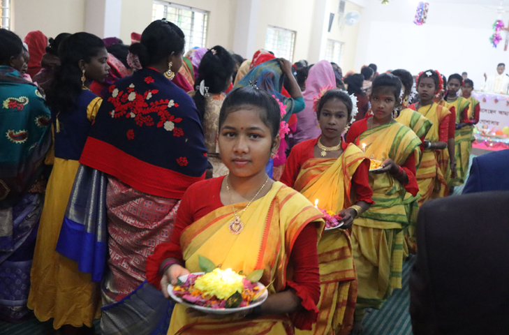 ফুলবাড়ীতে ব্যাপক উৎসাহ উদ্দীপনায় বড়দিন পালিত, দেশের শান্তি ও সমৃদ্ধি কামনায় গীর্জায় গীর্জায় বড়দিনের প্রার্থনা