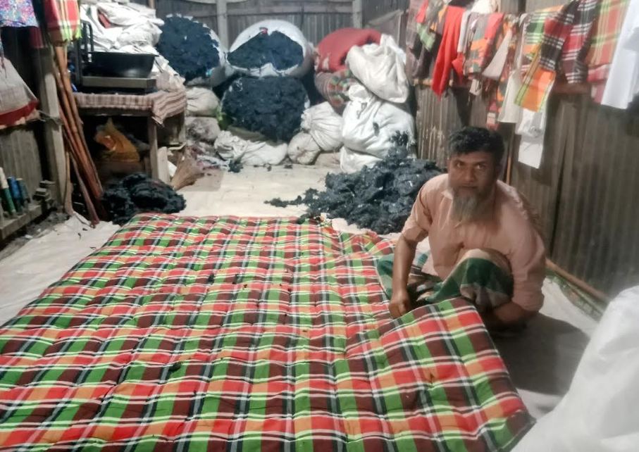 বীরগঞ্জে লেপ-তোষক তৈরি করছেন কারিগররা