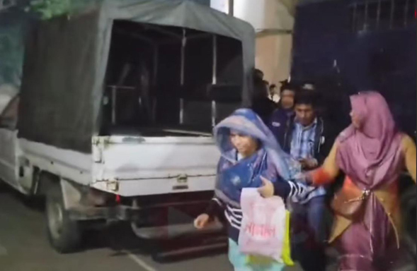 বগুড়ায় আ,লীগ নেতা সফিক ও তার স্ত্রীকে বহনকারী প্রিজন ভ্যানে ডিম নিক্ষেপ : আদালতে হাজির না করেই কারাগারে প্রেরণ