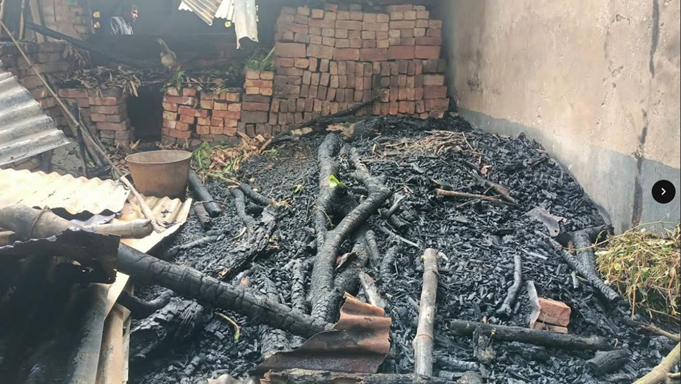 বগুড়ায় আগুনে পুড়লো গোয়ালঘর ও গরু : চার লক্ষাধিক টাকার ক্ষয়ক্ষতি