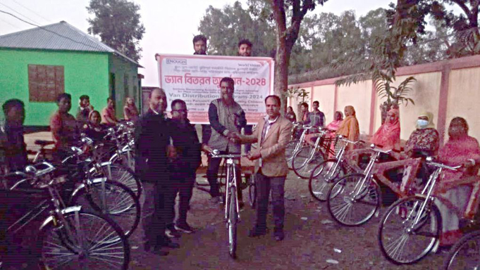 ওয়ার্ল্ড ভিশনের উদ্যোগে স্কুল ড্রপ-আউট ঝুঁকিপূর্ণ কর্মজীবী শিশুদের স্কুলগামী করতে তাদের অভিভাবকদের মাঝে ভ্যান বিতরণ