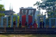 বগুড়ার আজিজুল হক কলেজের শহীদ মিনারে এবার বিজয় দিবসে ফুল দিয়ে শ্রদ্ধা জানায়নি কেউ