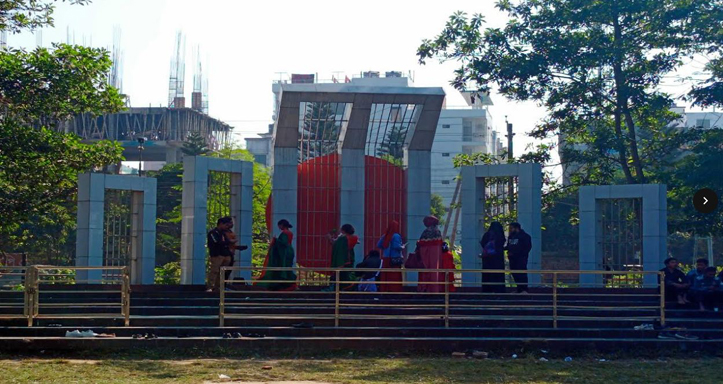 বগুড়ার আজিজুল হক কলেজের শহীদ মিনারে এবার বিজয় দিবসে ফুল দিয়ে শ্রদ্ধা জানায়নি কেউ